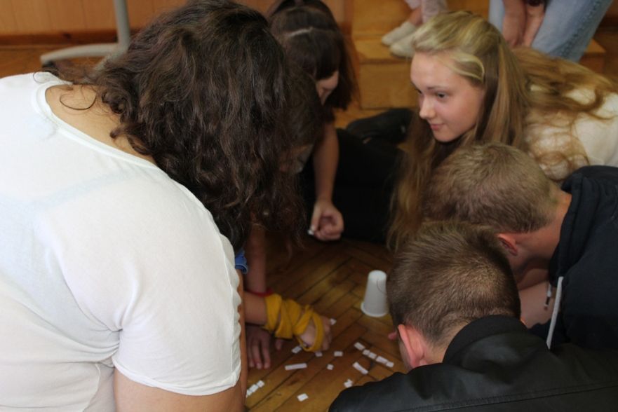 Zdj. nr. 4. Goście ze stowarzyszenia AIESEC w Publicznym Gimnazjum nr 1 w Lipnie