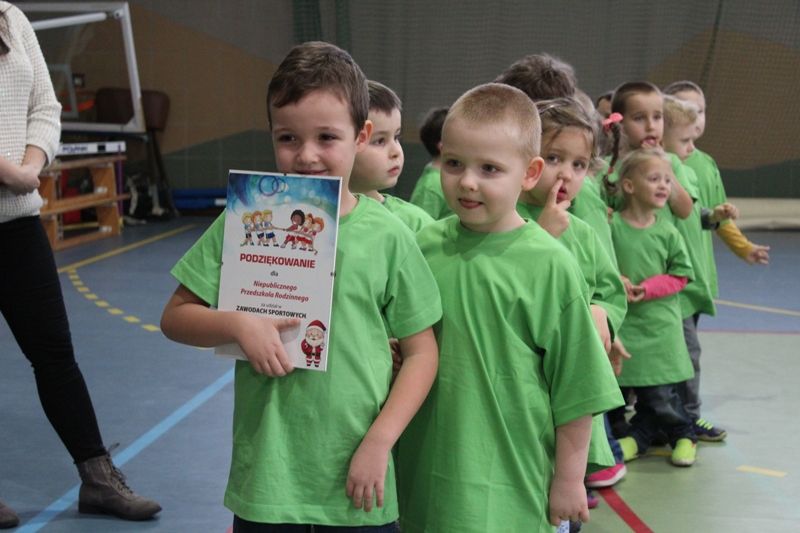 Zdj. nr. 15. Mikołajkowe zawody sportowe