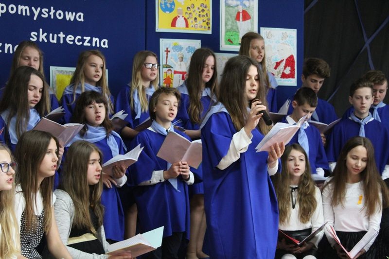 Zdj. nr. 28. Święto Patrona SP nr 5 w Lipnie