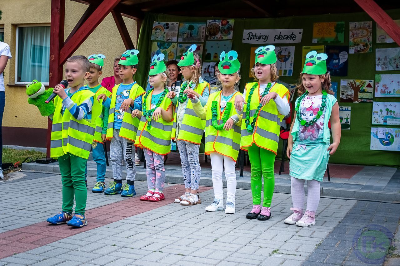 Zdj. nr. 17. Piknik ekologiczny Przedszkolak mały i duży przyrodzie służy
