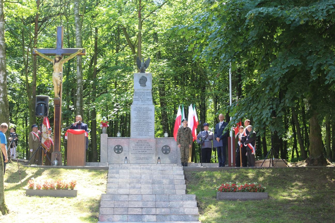 Zdj. nr. 18. Uczcili pamięć bohaterów Bitwy Warszawskiej - 15 Sierpnia