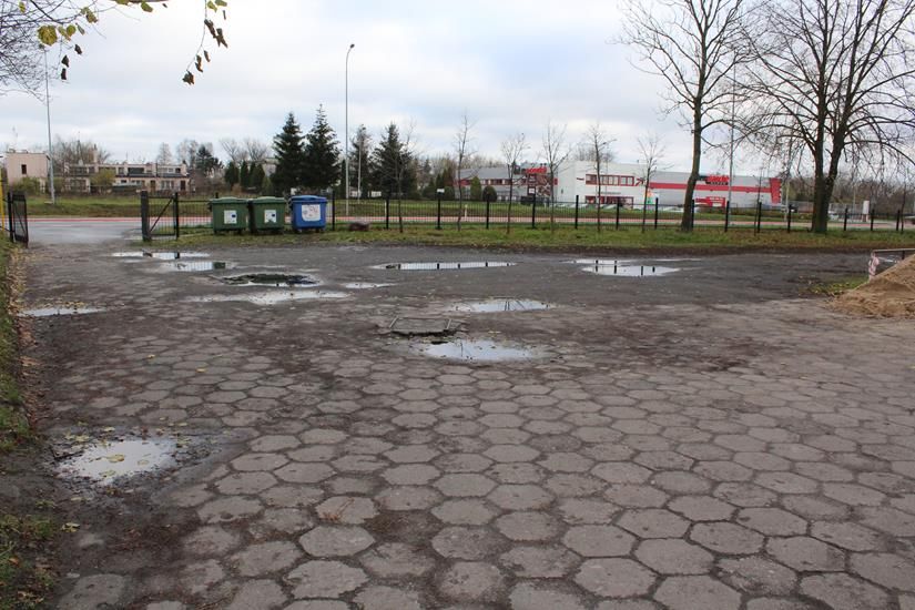 Nowe ogrodzenie i parking przy „Trójce”