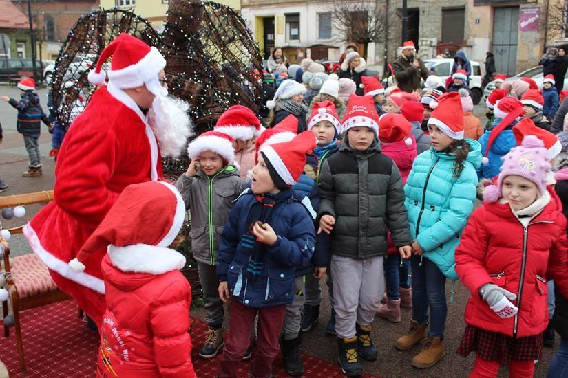 Zdj. nr. 30. Mikołajki przed Ratuszem