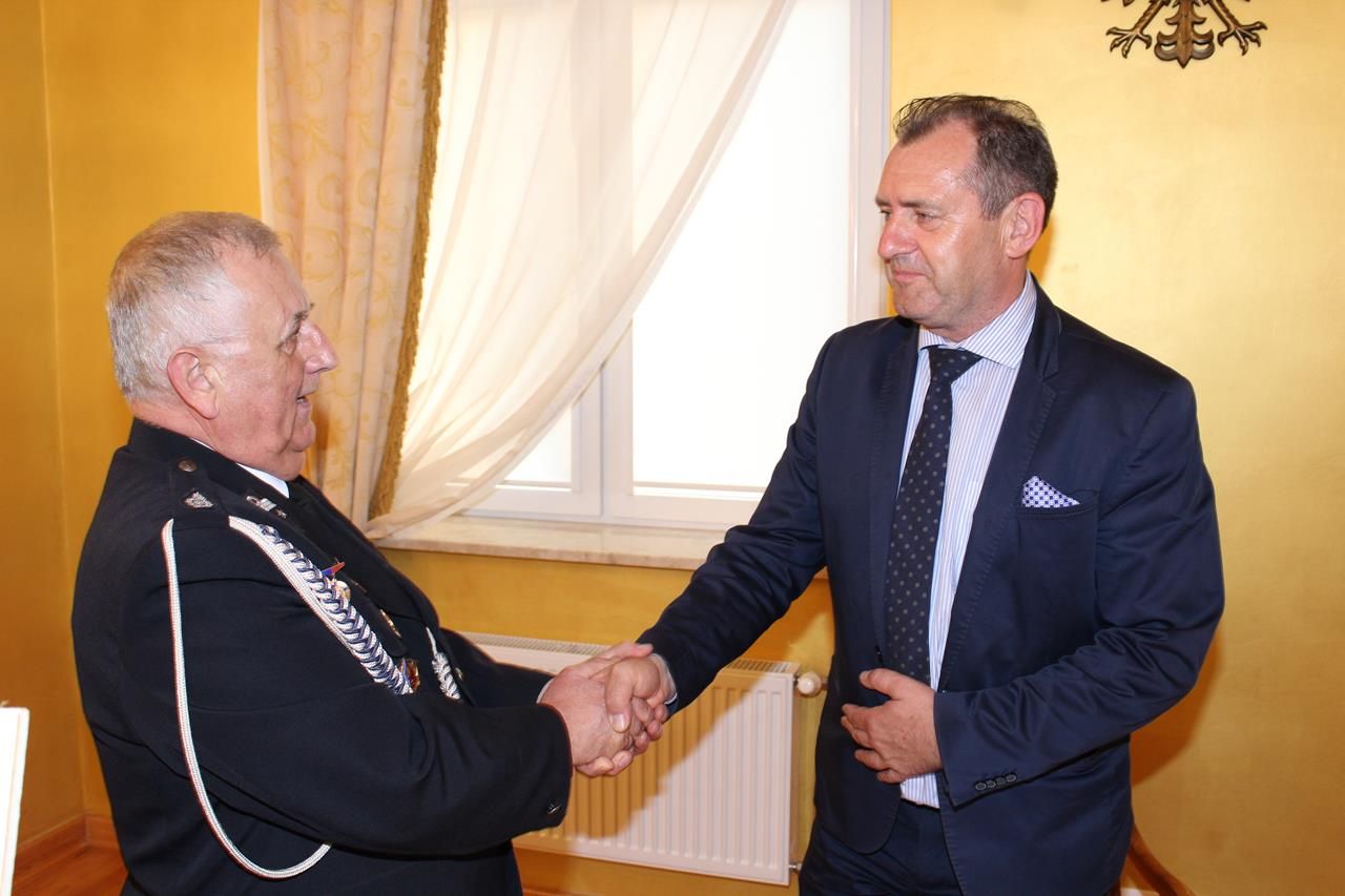 Zdj. nr. 9. Przekazanie sprzętu dla strażaków
