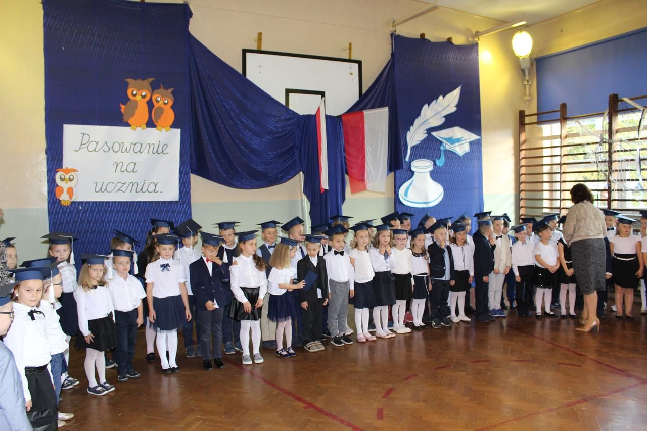Zdj. nr. 8. Ślubowanie „Pierwszaków” w SP nr 3 w Lipnie