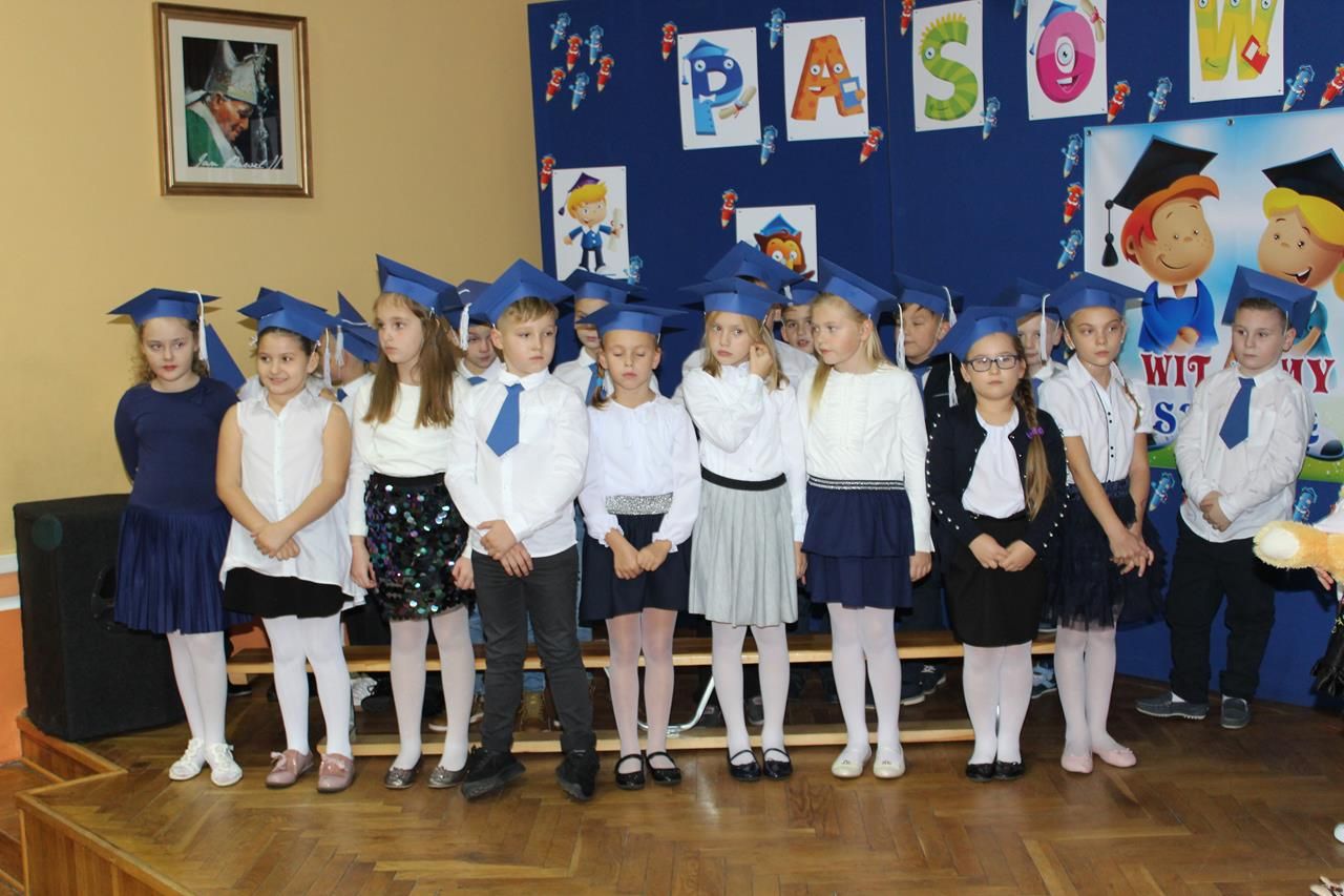 Zdj. nr. 2. Uroczystość pasowania na ucznia w SP nr 5 w Lipnie