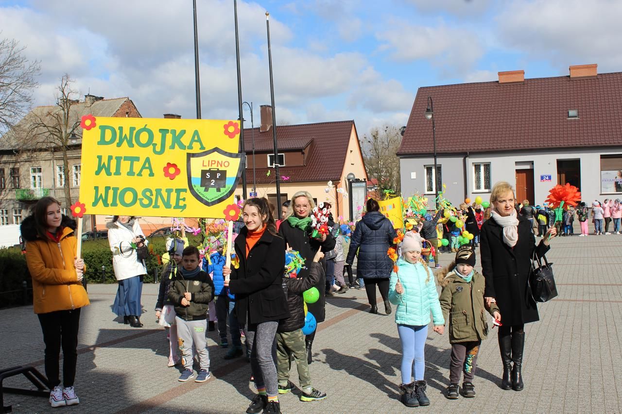 Zdj. nr. 2. Uczniowie powitali wiosnę