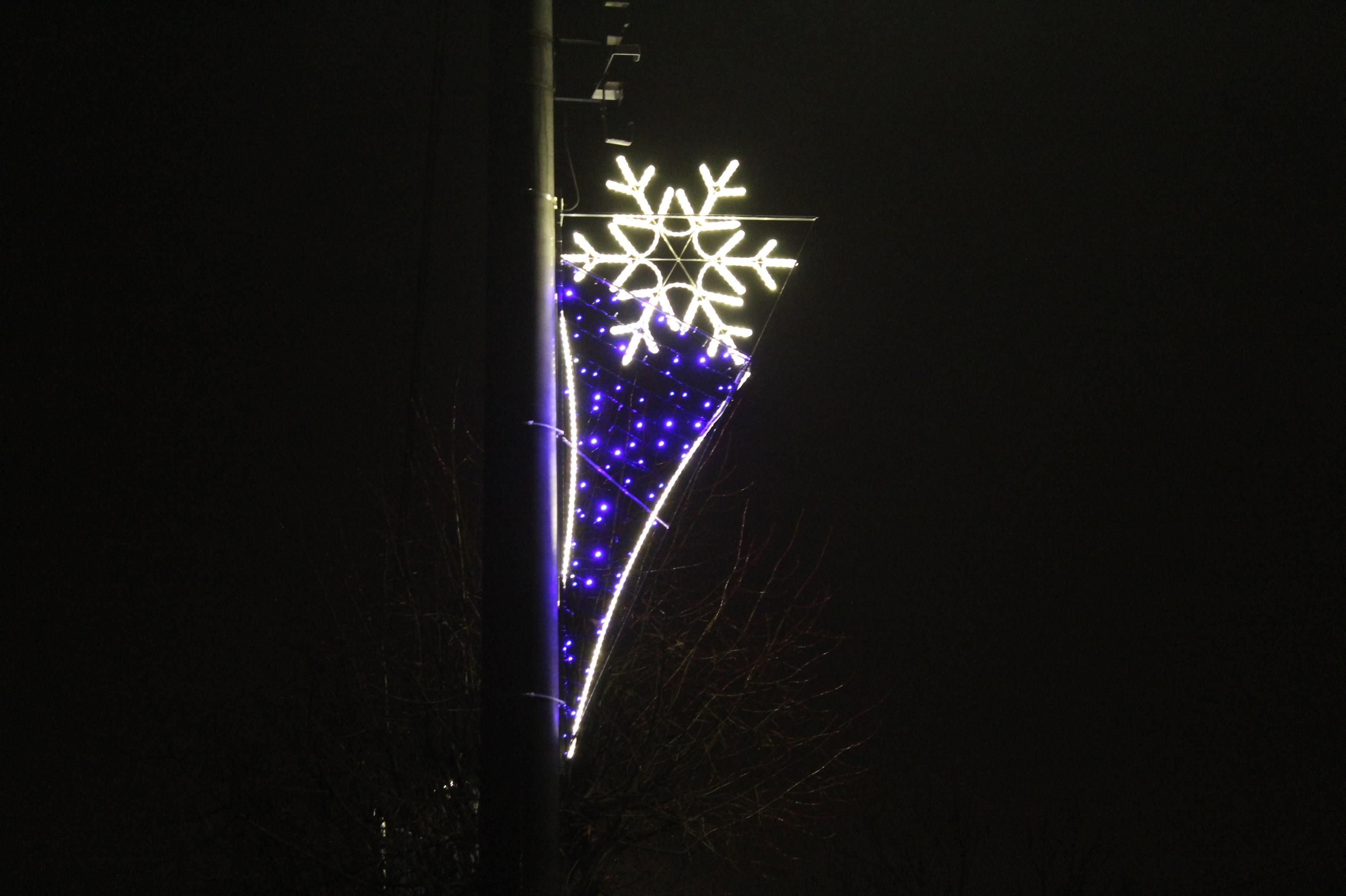 Zdj. nr. 23. Świąteczne iluminacje w mieście
