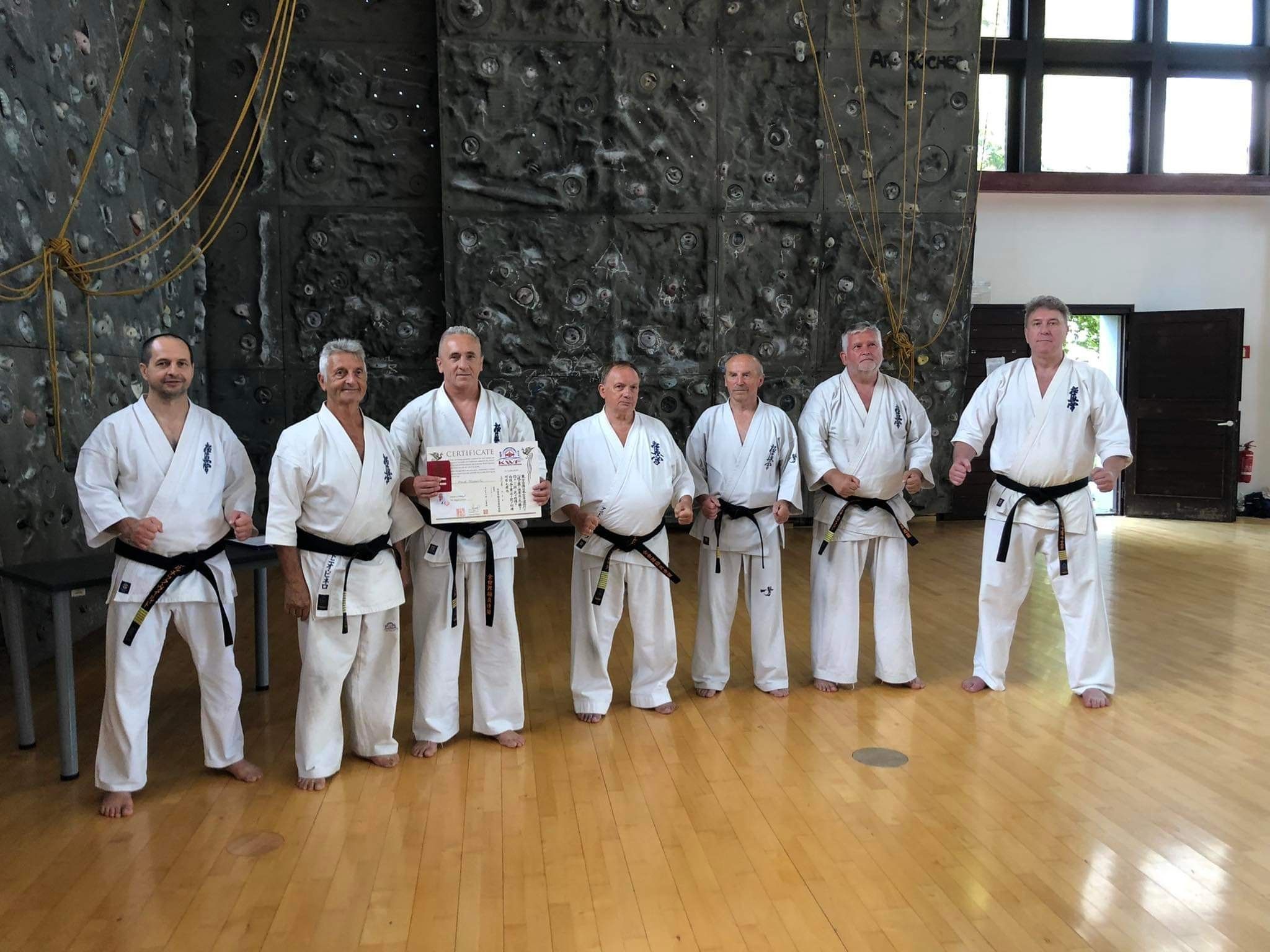 Shihan Paweł Olszewski 
razem z komisją egzaminacyjną
