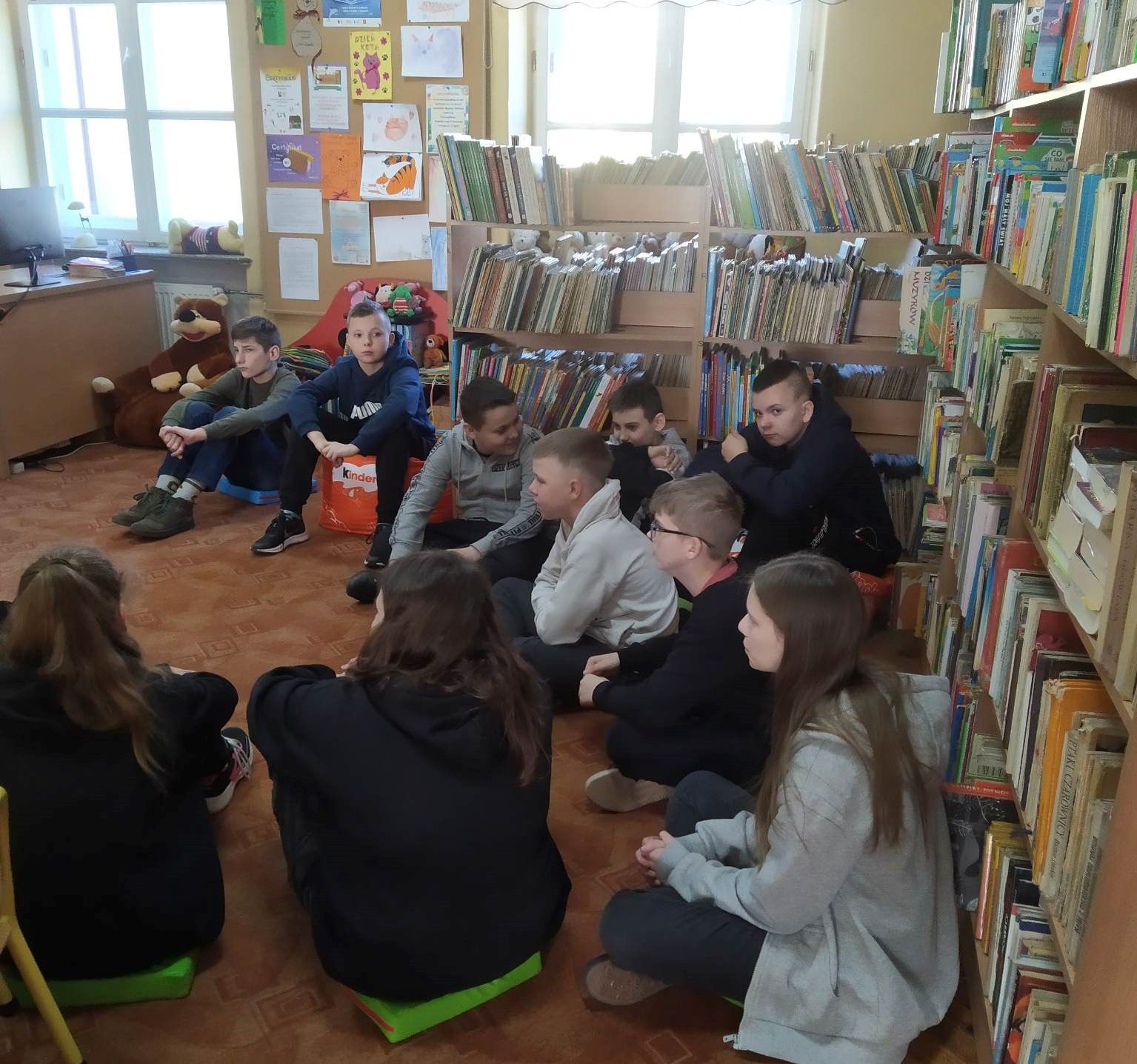 Zdj. nr. 6. Z wizytą w bibliotece - 17 i  29 marca 2023 r.